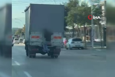 Bursa'da kamyonetin arkasına çıktı, canını hiçe saydı