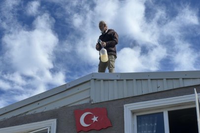 Mudanya'da yıkım krizi: Ev sahibi çatıya çıktı
