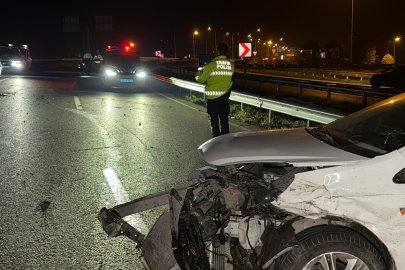 Otomobil bariyerlere çarptı: Sürücü ölümden döndü