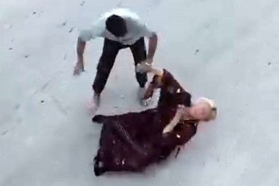 Cadde ortasında boğazını sıktığı kadını yerde sürükledi