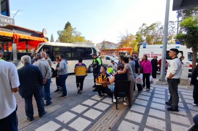 Keşan'da minibüs yaya geçidinde iki yayaya çarptı, yaralılar hastaneye kaldırıldı