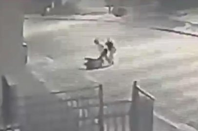 Bir kadın, 2 kadın tarafından yol ortasında böyle darp edildi