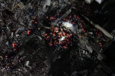 Ekiplerin enkaz altında kalan 2 kişiyi kurtarmak için yürüttüğü hummalı çalışma gece saatlerinde devam ediyor