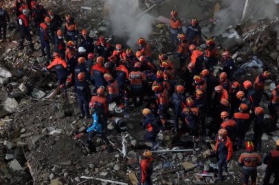 60 yaşındaki Hüseyin Özkurt'un cansız bedeninin enkazdan çıkarıldığı anlar böyle görüntülendi
