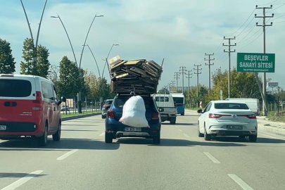 Bursa’da otomobilin üzerine yüklediği kartonlarla trafikte ilerledi