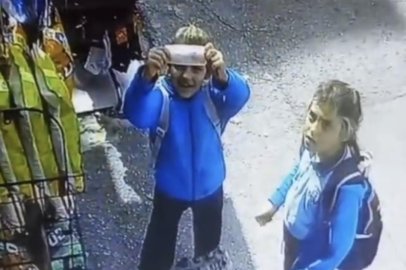İki öğrencinin örnek davranışını kamera böyle görüntüledi