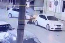 Havaya savrulan motosikletli önündeki aracın arkasına kafasını çarptı