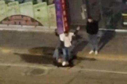 Yerdeki kişinin yüzüne ayağıyla bastı: Şiddet anları kamerada