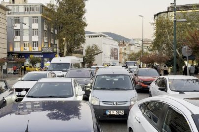 Bursa'da sabah namazı yoğunluğu: Trafik tek şeride düştü