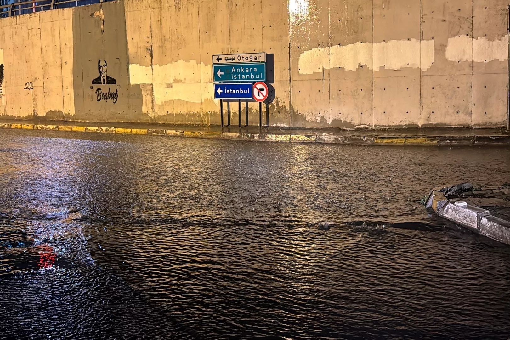 Alt geçitler göle döndü
