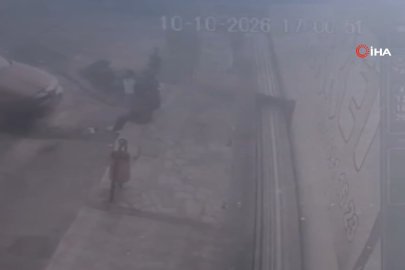 Vitesi karıştıran sürücü kaldırımda oturan şahsa çarptı