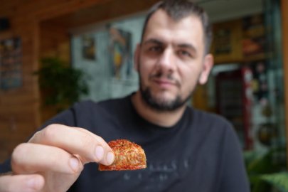 Acısız yaşayamıyor: Tatlıya bile pul biber atıp yiyor