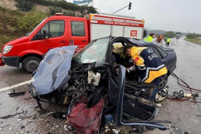 Bursa-Yalova kara yolunda kamyon ile otomobil çarpıştı: 2 yaralı