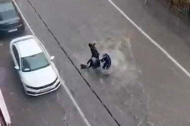 Suya kapılan kadın böyle sürüklendi