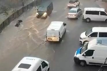 Esenyurt'ta sağanak felaketi! Suya kapılan kadın böyle sürüklendi