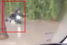 Motosikletli Etkili Olan Yağmur Nedeniyle Suya Battı