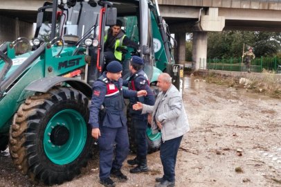 Bursa’da su taşkınında mahsur kalan vatandaşı jandarma kurtardı