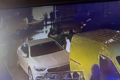 Park halindeki araca çarptı, ihbara gelen polise kafa attı: Alkollü sürücü gözaltına alındı