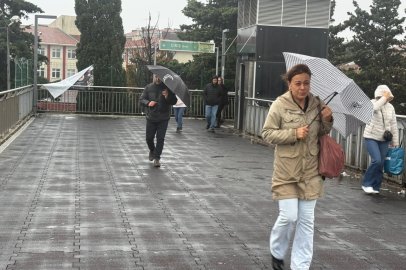 İşe gitmek isteyen vatandaşların zor anları kamerada...
