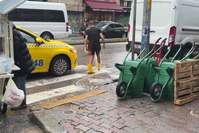Beyoğlu'nda yollar göle döndü; Araçlar güçlükle ilerledi