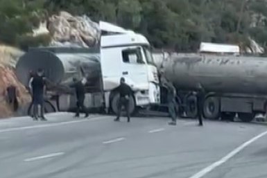 Gaziantep'te 2 tanker çarpıştı:  Tankerlerden birinde bulunan tonlarca yakıt yola döküldü