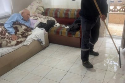 Bursa’da yağmur suları apartmanları bastı: 90 yaşındaki vatandaş mahsur kaldı