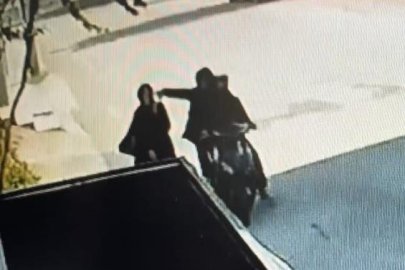 Telefonla konuşurken kapkaça uğradı : O anlar kamerada