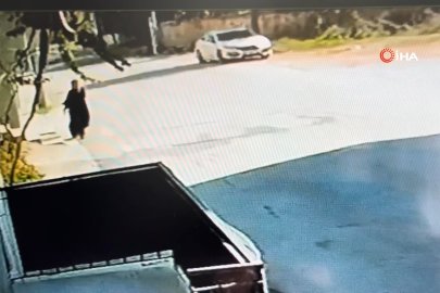 Telefonla konuşurken kapkaça uğradı : O anlar kamerada