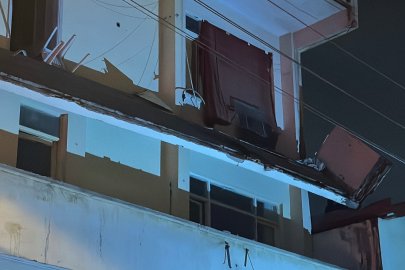Kocaeli'de riskli binanın balkonu çöktü