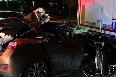 Otomobil, lastiği patlayan ve değiştirmek için duran tıra arkadan çarptı