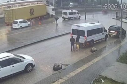 Bursa'da tırın dorsesi kontrolden çıktı...