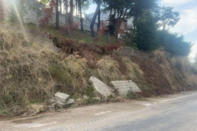 Bursa'da yağışlar istinat duvarını yıktı, duvar parçaları yola düştü