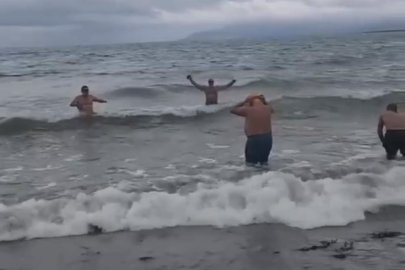 İznik Gölü'nde soğuğa ve dalgalara inat böyle yüzdüler