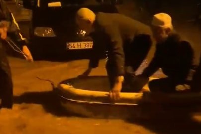 Namaz sonrası camide mahsur kalan imam ve cemaat botla taşındı