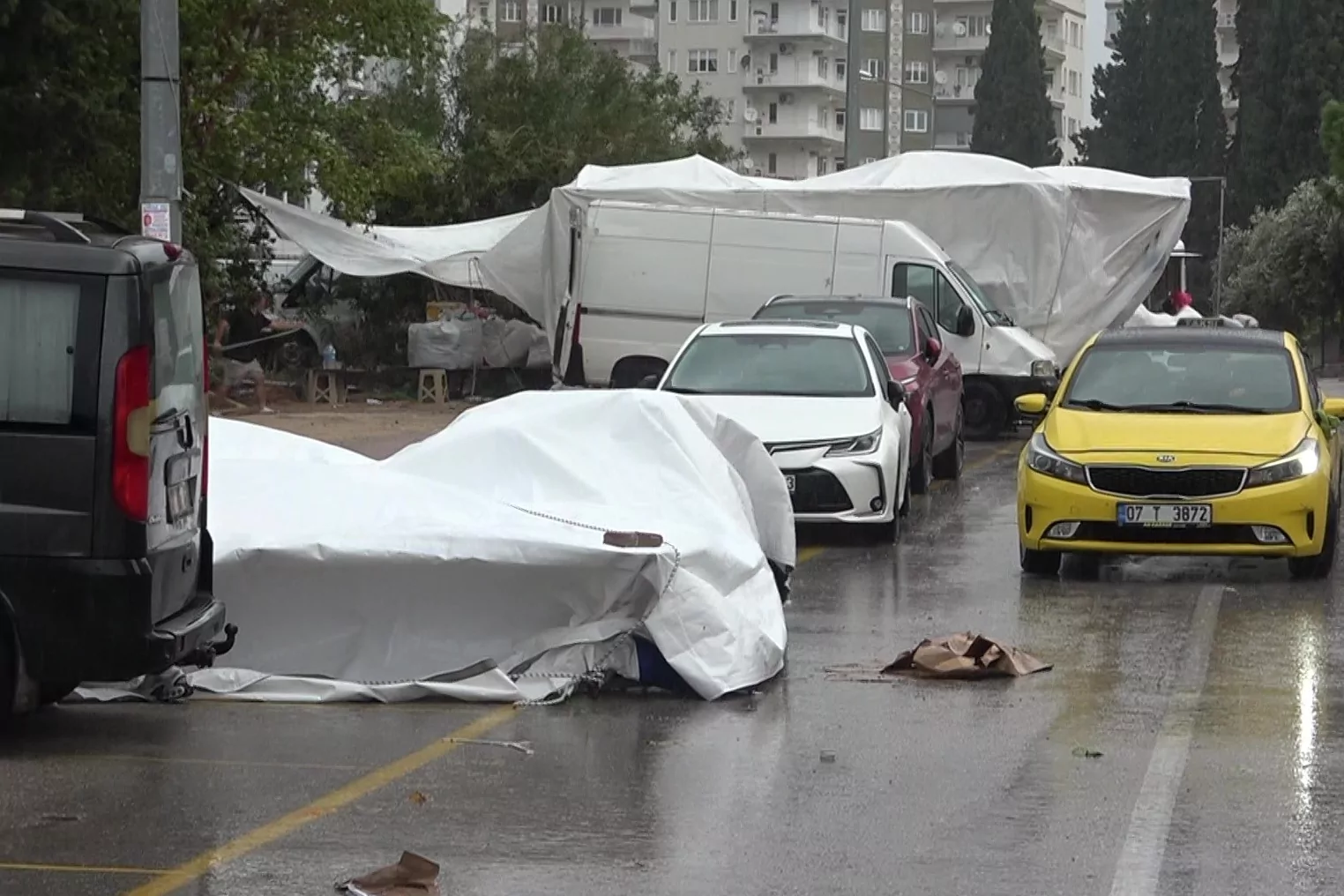 Şiddetli rüzgar semt pazarını vurdu