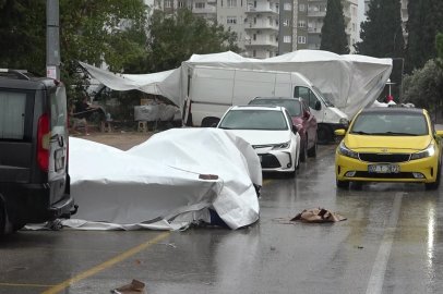 Şiddetli rüzgar semt pazarını vurdu