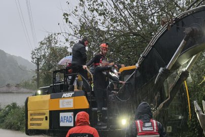 Taşan dere mahalleyi sular altında bıraktı: Mahsur kalan 48 kişi kurtarıldı