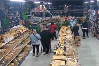 Bursa’da mağazaya servis aracı daldı: Müşteriler neye uğradığını şaşırdı