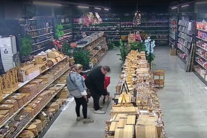 Bursa’da mağazaya servis aracı daldı: Müşteriler neye uğradığını şaşırdı