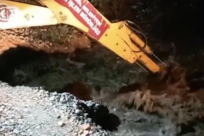 Bursa’da yağış köprüyü çökertti, sürücüler mahsur kaldı: İmdada belediye ekipleri yetişti