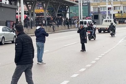 Çocuğunu göremeyen kadın boynuna bıçak dayadı, ekipler ikna etti