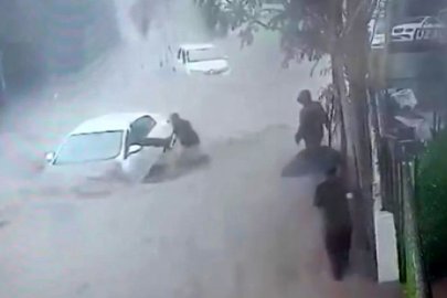 Araçta mahsur kalan sürücüyü ön camdan böyle kurtardı