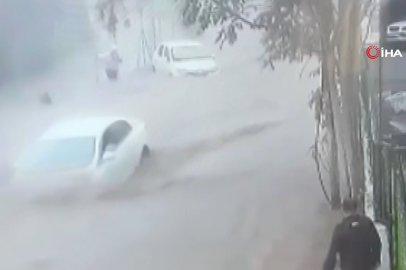Araçta mahsur kalan sürücüyü ön camdan böyle kurtardı