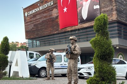 Jandarma ekipleri Çukurova Belediyesi’ne yönelik operasyon düzenliyor