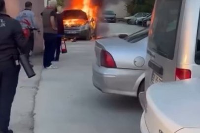 Hastane otoparkında otomobil alev alev yandı