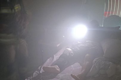 Hatay İskenderun'da dumanla dolan evde yatalak hasta ve 2 kişi itfaiyece kurtarıldı