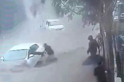 Araçta mahsur kalan sürücüyü canı pahasına kurtardı