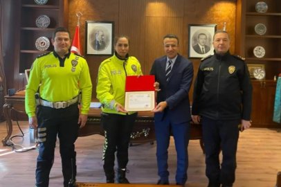 Yaralı genci yağmurdan şemsiyeyle koruyan polise başarı belgesi