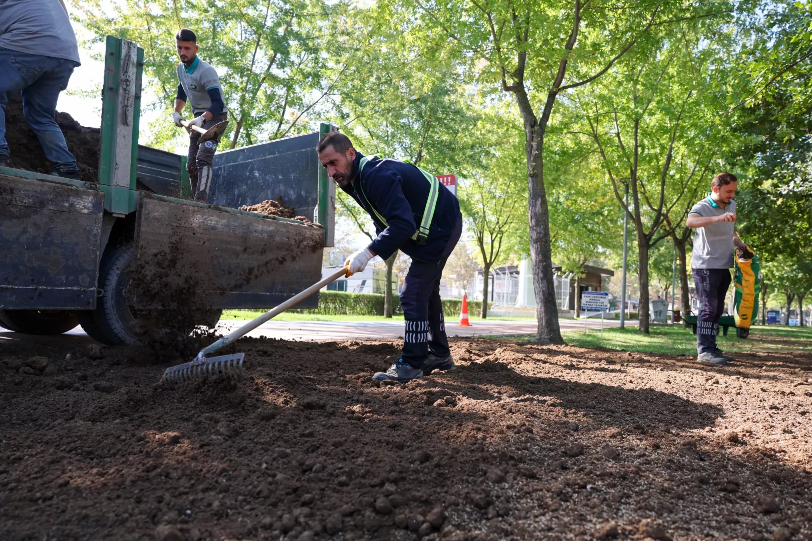 Büyükşehir’den park ve bahçelere düzenli bakım