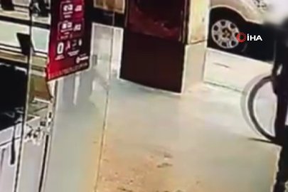 Bursa'da telefon hırsızlığı: Elini kolunu sallayarak çaldı